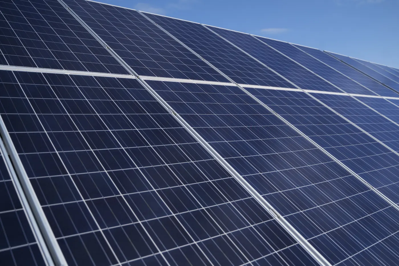 Usina de painéis solares instalada pela Planalto Solar